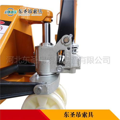 手動液壓地牛叉車產(chǎn)品液壓缸部分展示--河北東圣吊索具制造有限公司--手動叉車|液壓堆高車|小型攪拌機|石材夾具