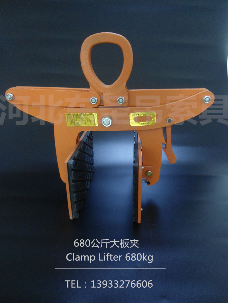 農(nóng)民工自制路沿石夾具夾皮花紋產(chǎn)品正面--河北東圣吊索具制造有限公司--石材夾具|小型攪拌機|液壓堆高車|手動叉車